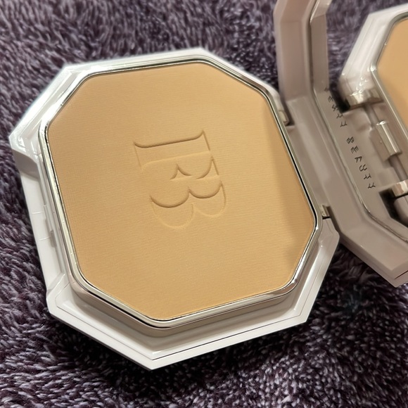 Fenty 320 Pro Filt’r Soft Matte Longwear Powder Foundation - Picture 4 of 5